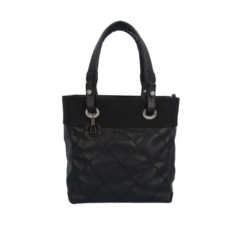 Handle bags with geometric patterns for modernity -Chanel  Canvas Tote Bag (Pre-Owned)