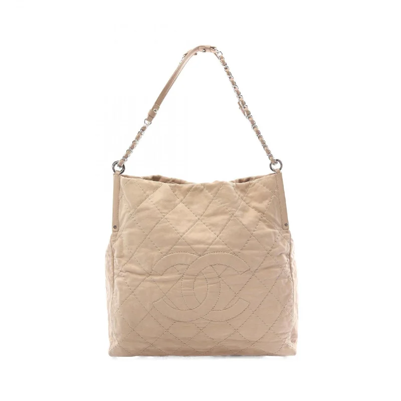 Handle bags with eco-friendly bamboo handles -Chanel  Leather Tote Bag (Pre-Owned)