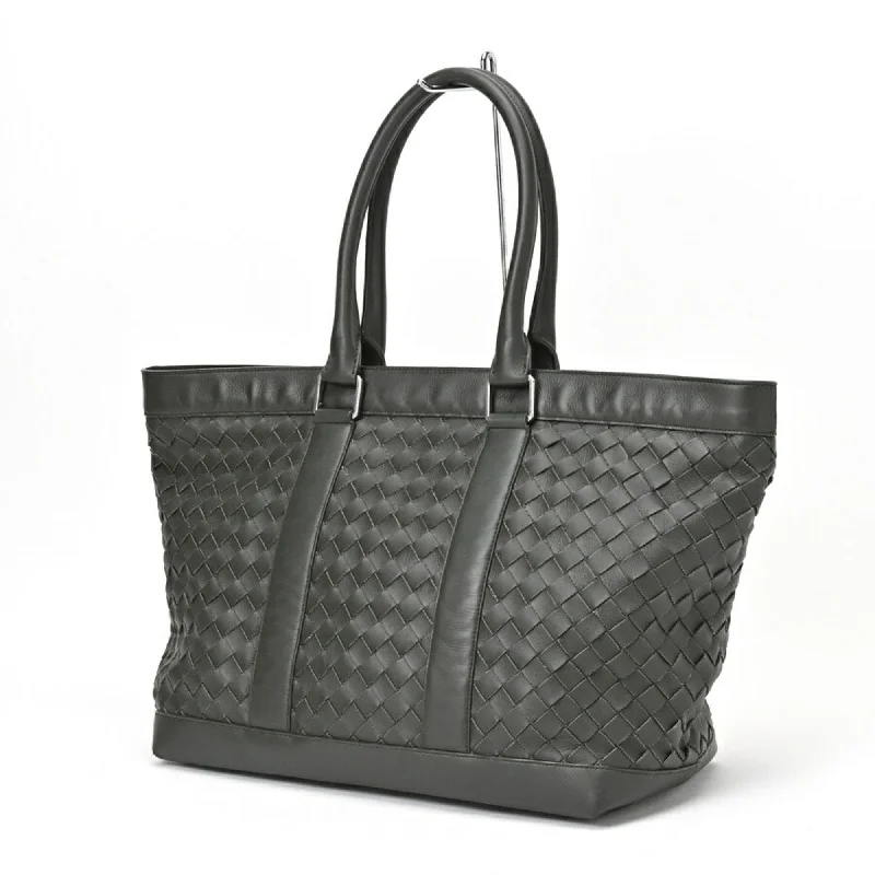 Handle bags with bold stripes for trendiness -Bottega Veneta Intrecciato  Leather Tote Bag (Pre-Owned)