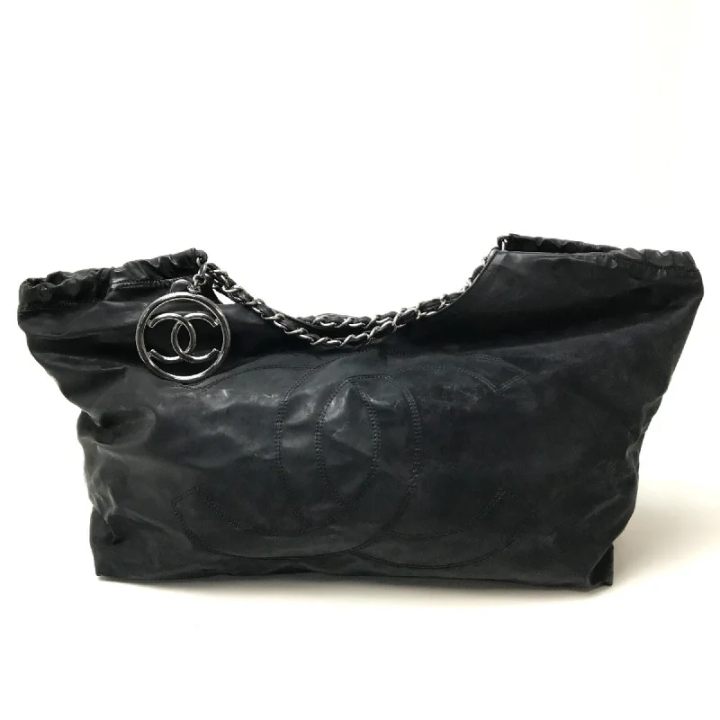 Large handle bags with spacious interior compartments -Chanel  Patent Leather Shoulder Bag Tote Bag (Pre-Owned)